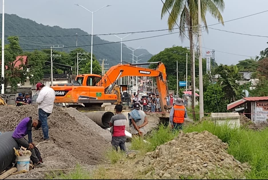 Pierde la vida trabajador sepultado tras deslizamiento de tierra en obras viales