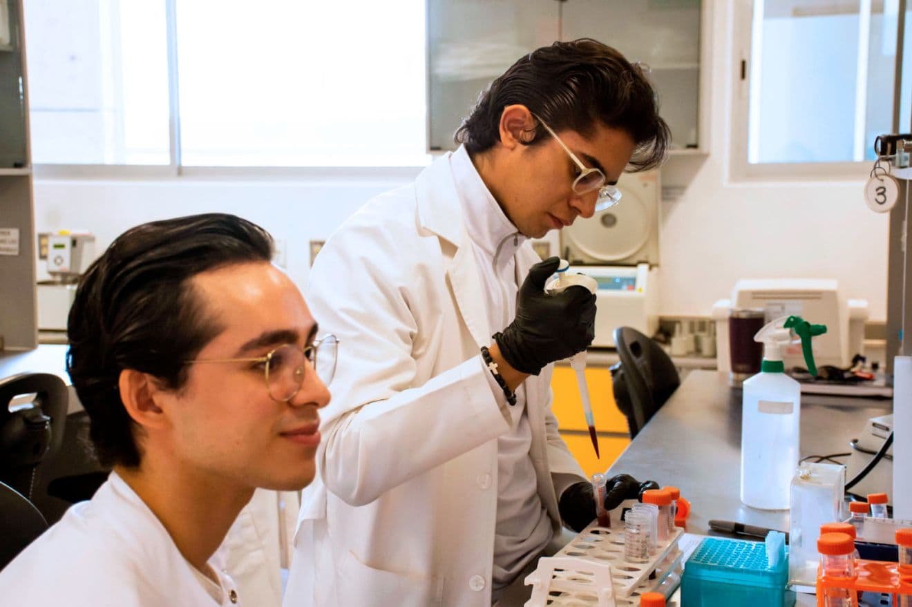Trabajan jóvenes investigadores de la UASLP en proyecto para pronóstico de leucemia