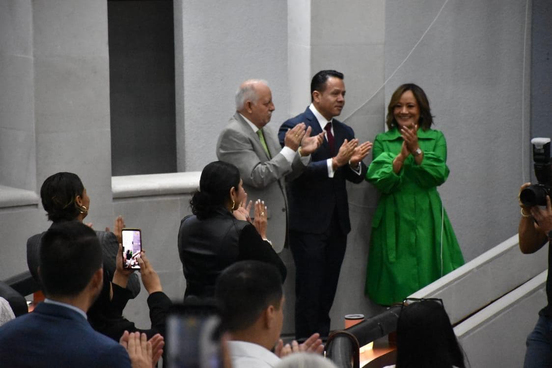 Develan epígrafe conmemorativo de los 200 años del Congreso Estatal
