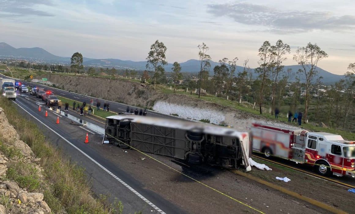 Edomex: reportan fuerte accidente entre camión de pasajeros y 2 tráileres