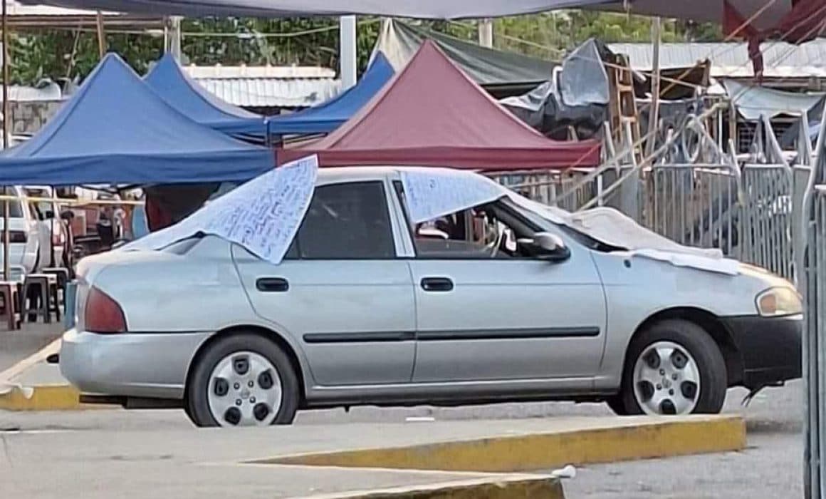 Dejan un auto con cabeza humana en Soriana en Acapulco, Guerrero