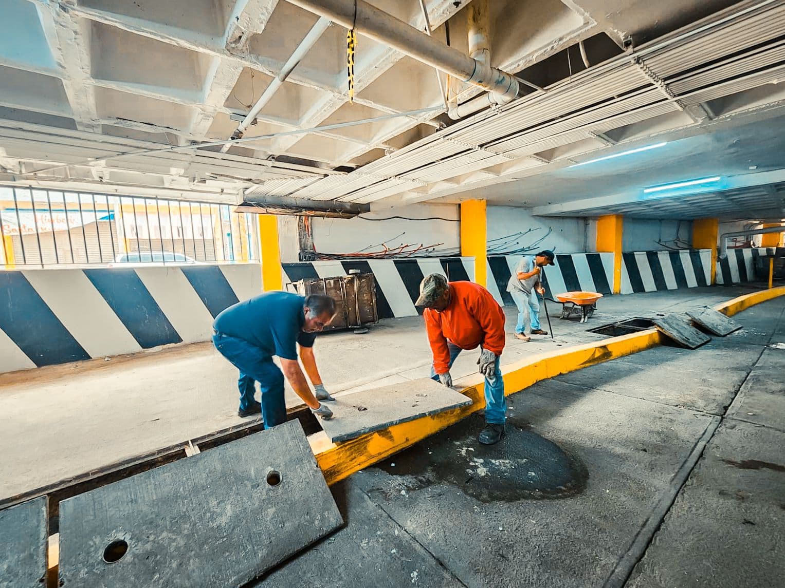 Limpian 200 kilos de lodo del estacionamiento del Mercado República