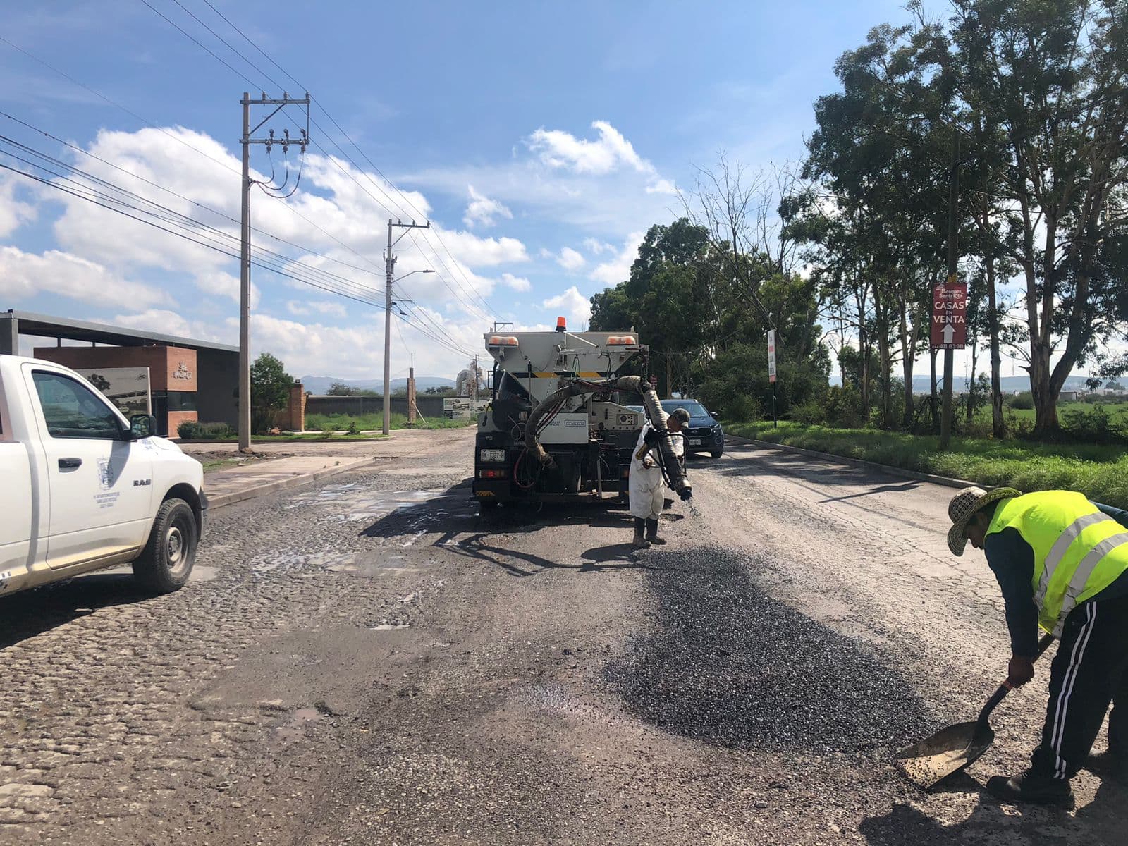 Gobierno de la capital realiza bacheo en camino a Santa Rita