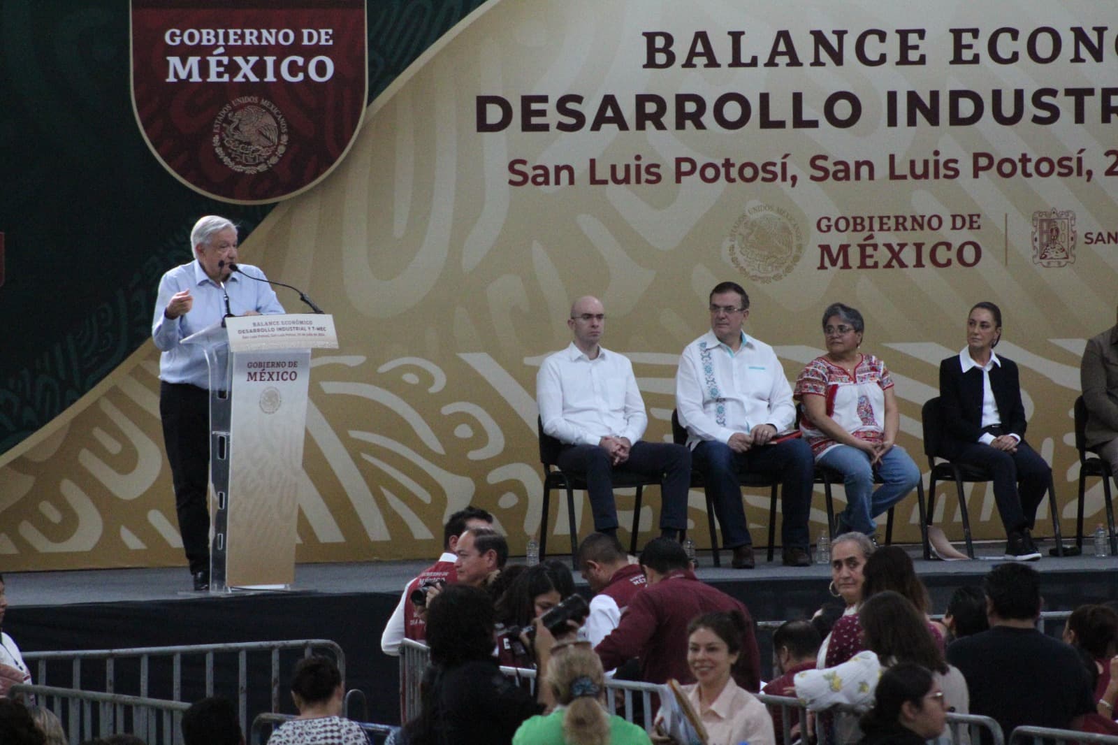Confrontación entre empleados de gobierno y manifestantes en evento presidencial