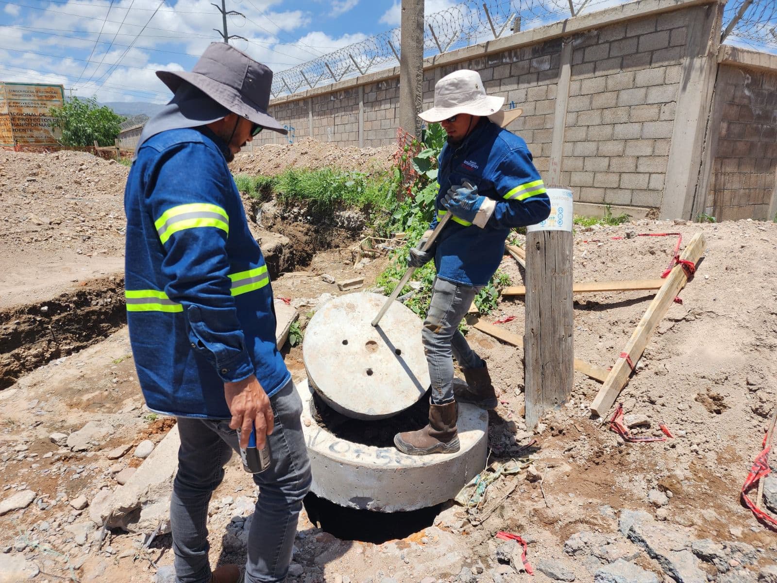 Interapas limpia pozos en eje 122 de SLP