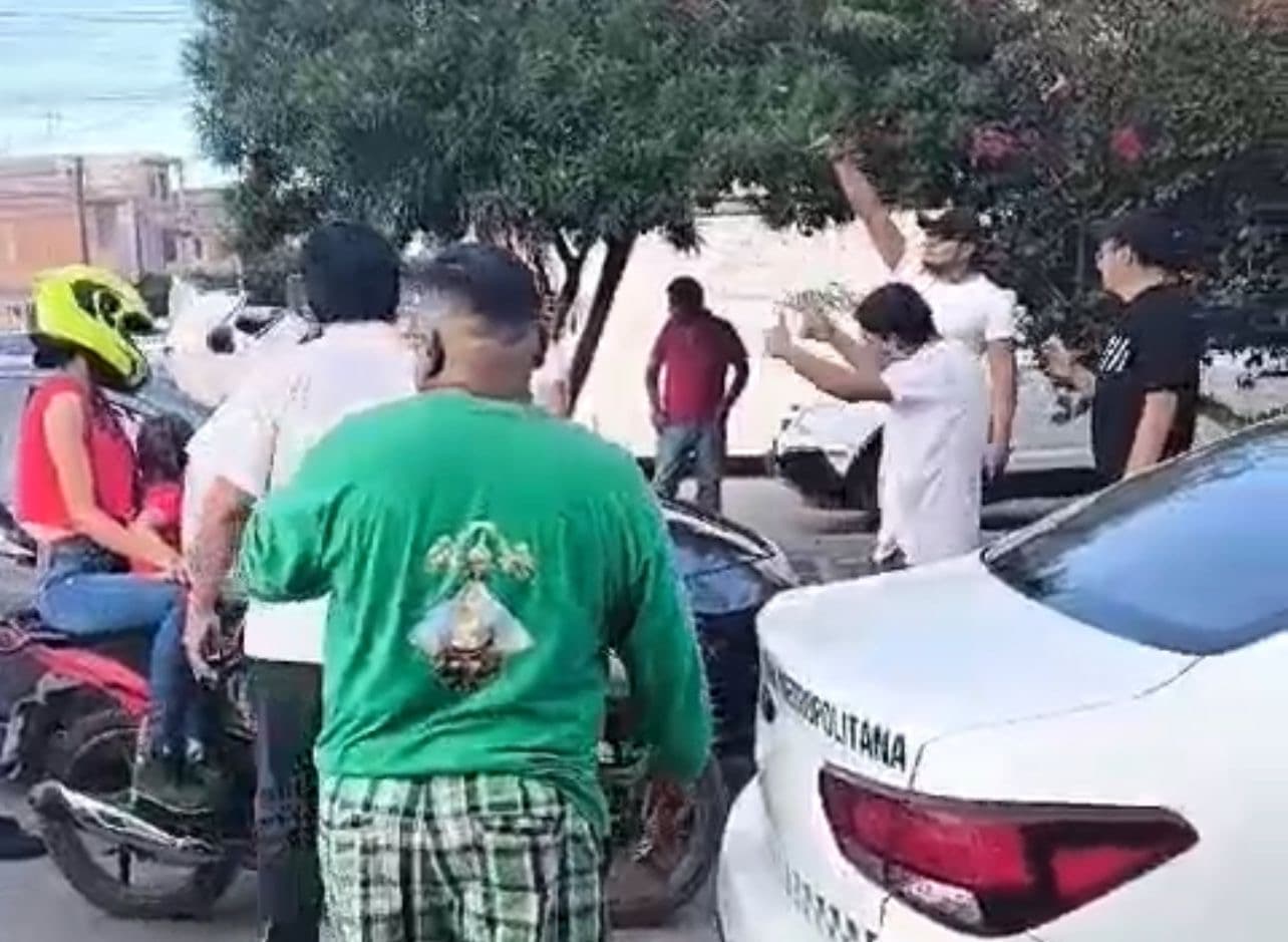 Taxistas atacan con piedras y palos a choferes de Uber en Los Pinos