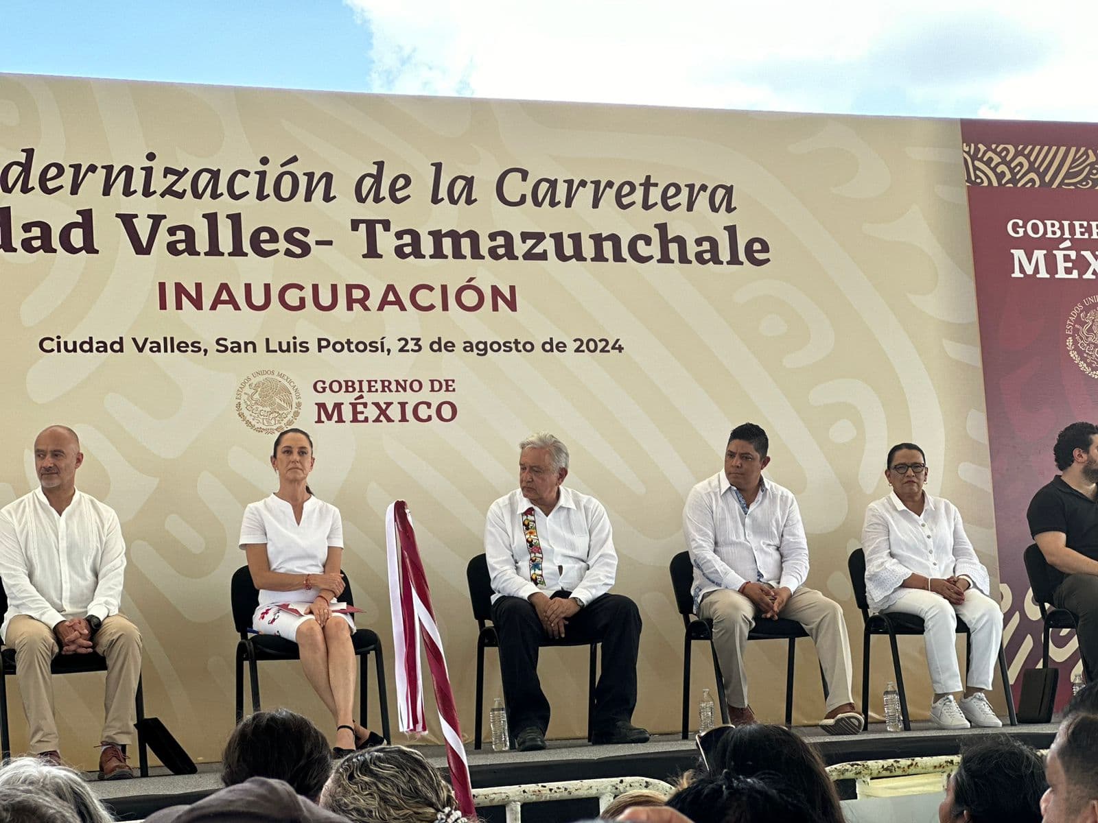 AMLO se despide de San Luis Potosí con la inauguración de una carretera