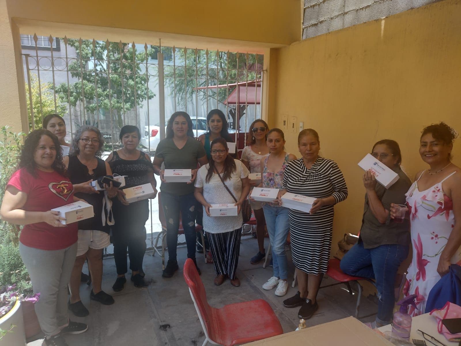 Impulsan emprendimiento con entregan 220 kits de belleza