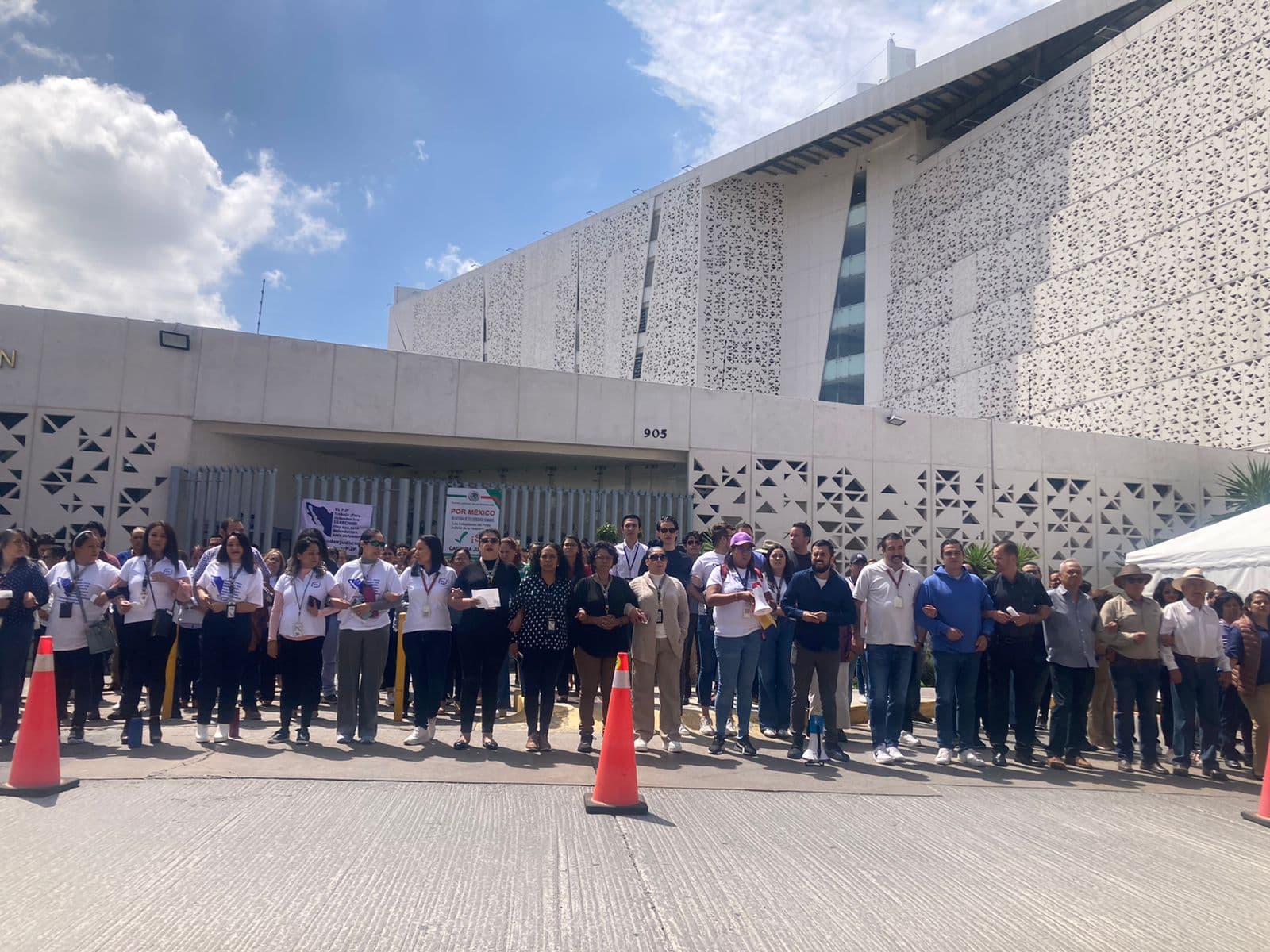 Trabajadores del Poder Judicial inician paro indefinido en SLP