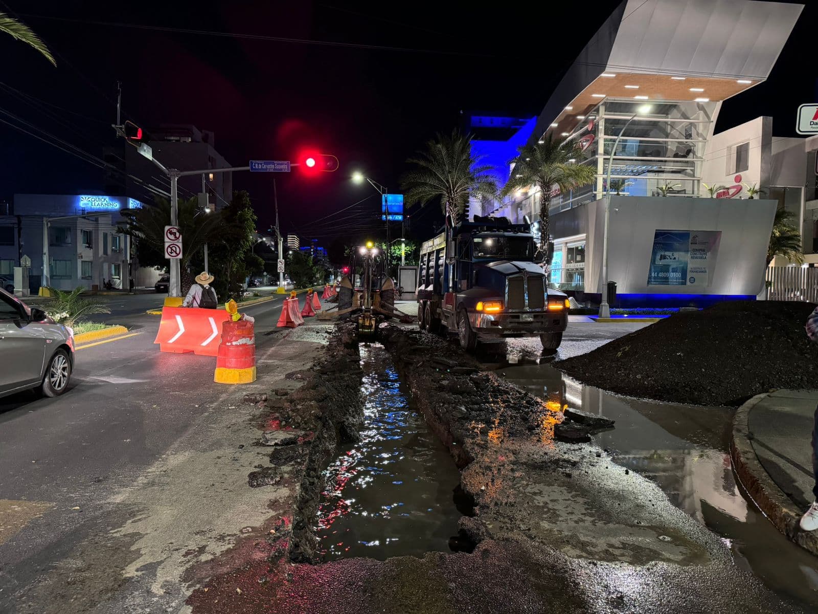 Dan mantenimiento a drenaje dañado en Avenida Carranza
