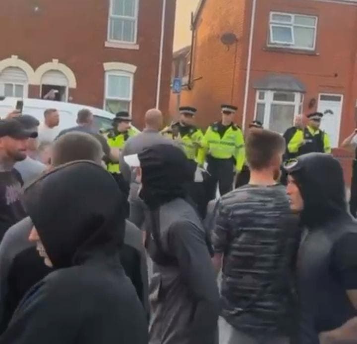 Manifestaciones antiinmigrantes estallan en Reino Unido tras ataque en Southport