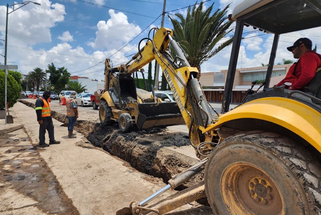 Repara Interapas drenaje colapsado en Av. Venustiano Carranza