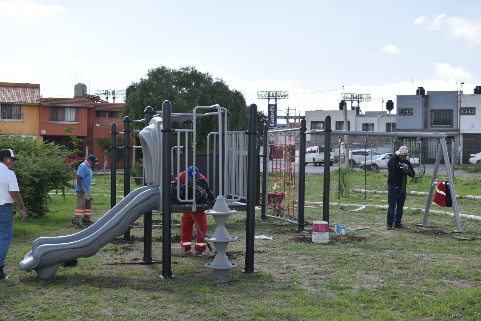 Atiende Ayuntamiento solicitudes realizadas por vecinos de Valle Dorado