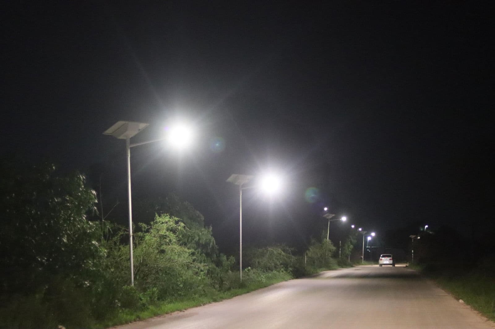 Instala Ayuntamiento luminarias solares en delegación La Pila