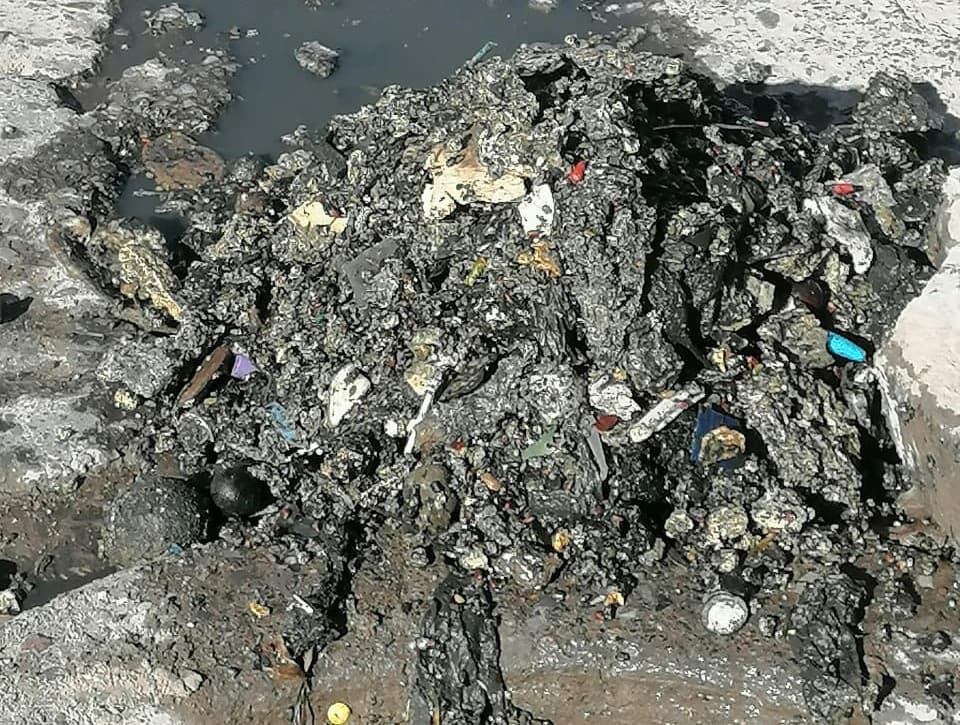 Extrae interapas grasa, basura y trapos de línea de drenaje