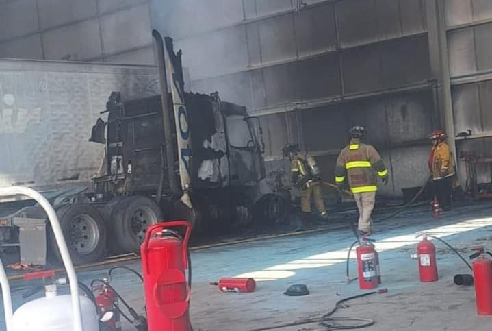 Se incendia tractocamión en la zona industrial de la capital