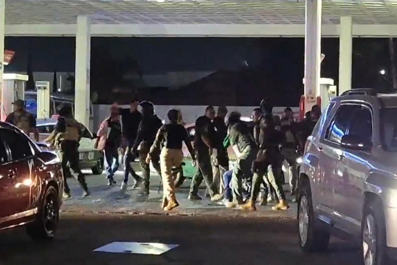 Libera FGE a detenidos en pelea entre taxistas y conductores de uber