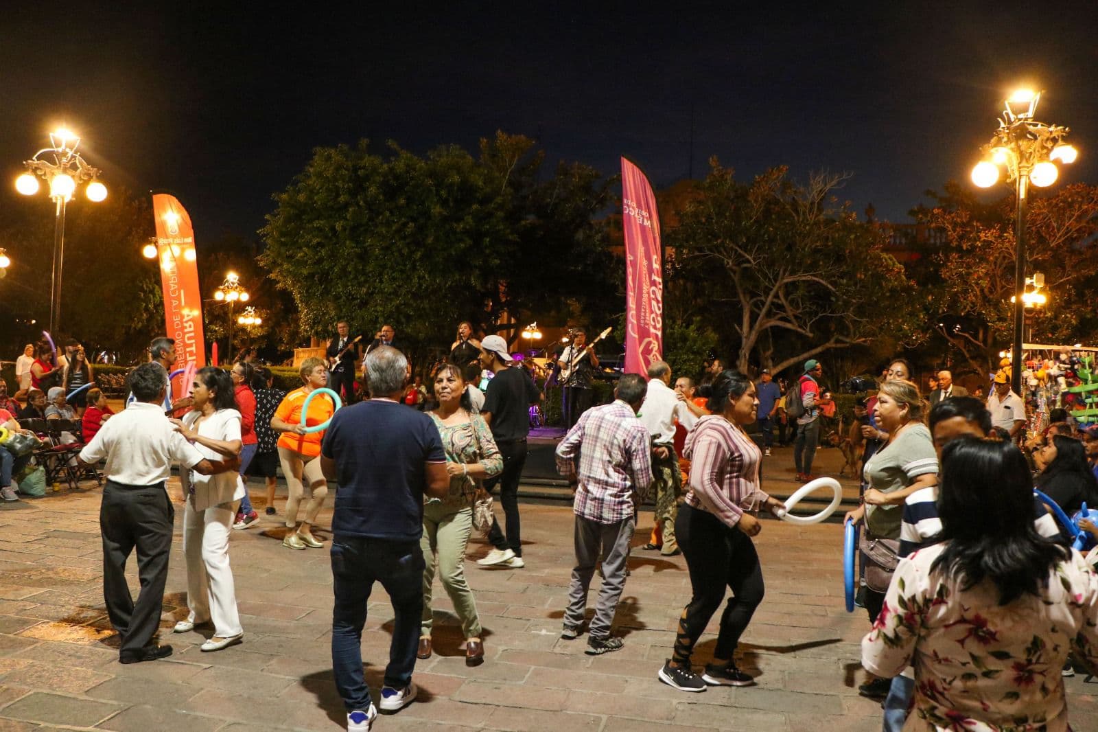 Festejan a los adultos mayores en su día con baile y música en el centro histórico