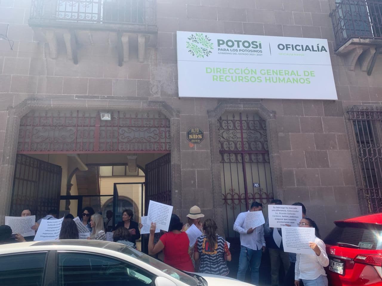 Maestros de la Escuela Normal del Estado se manifiestan en Oficialía Mayor