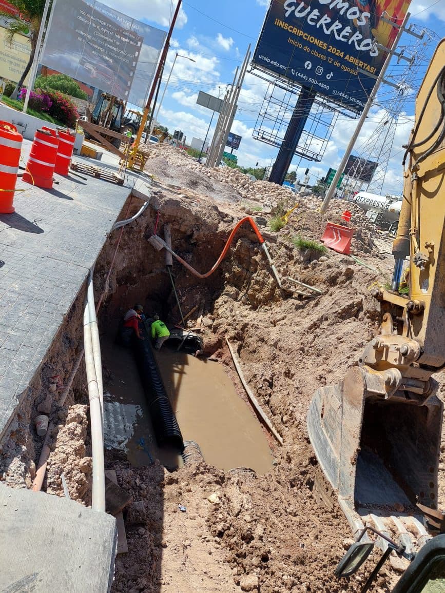 Realiza Interapas reposición de red de saneamiento en Avenida Sierra Vista