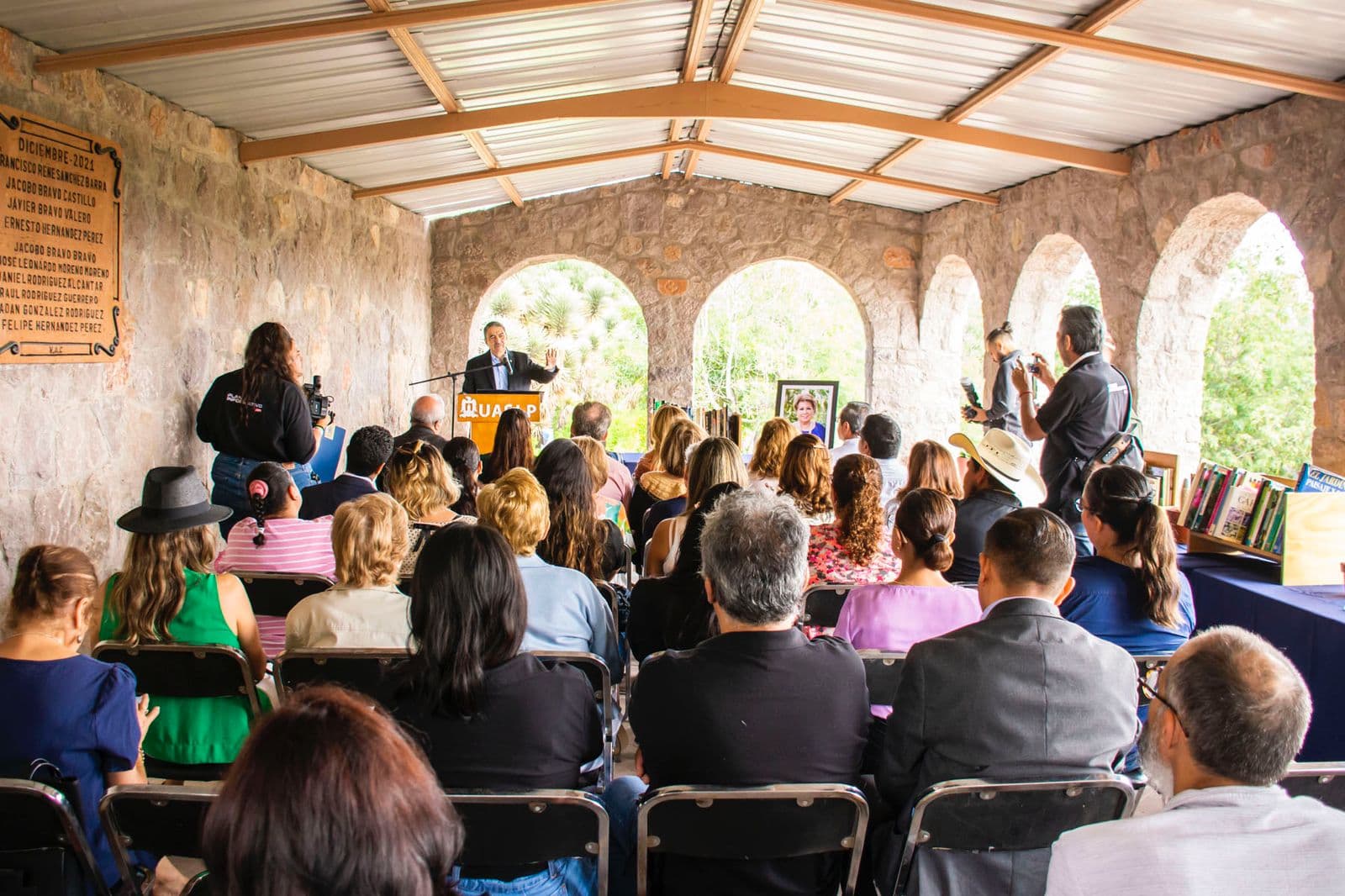 UASLP recibe valiosa colección botánica en donación