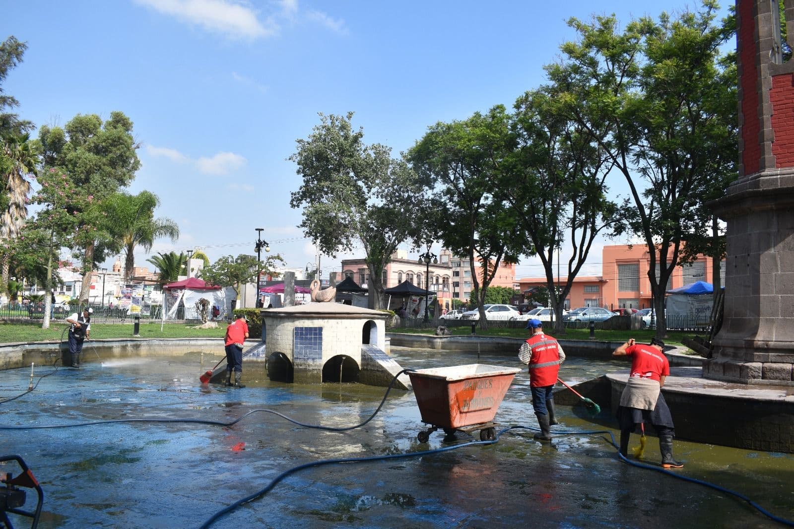 Ayuntamiento Capitalino limpia el emblemático Lago de los Patos de la Alameda Juan Sarabia