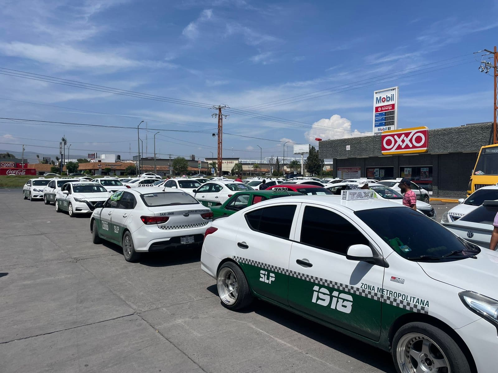 SCT amenaza con retirar concesiones a taxistas tras violentos enfrentamientos