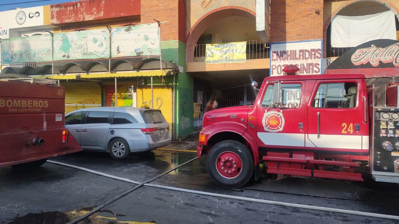 Incendio arrasa con seis locales en el Mercado Juárez
