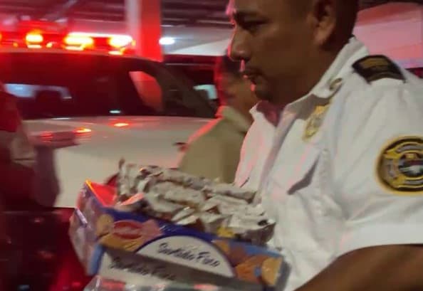Apoyan con alimentos repartidores de apps a bomberos en paro laboral