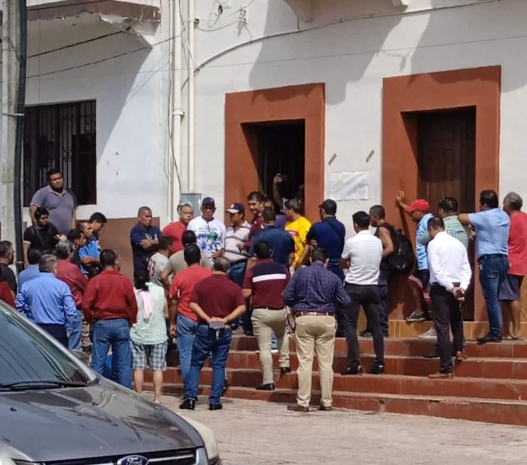 Amenazan con quitar luminarias a Axtla si Goyo Cruz no paga