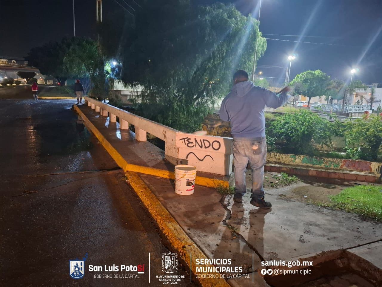 Trabajadores del Ayuntamiento de SLP realizan mejoras nocturnas en espacios públicos