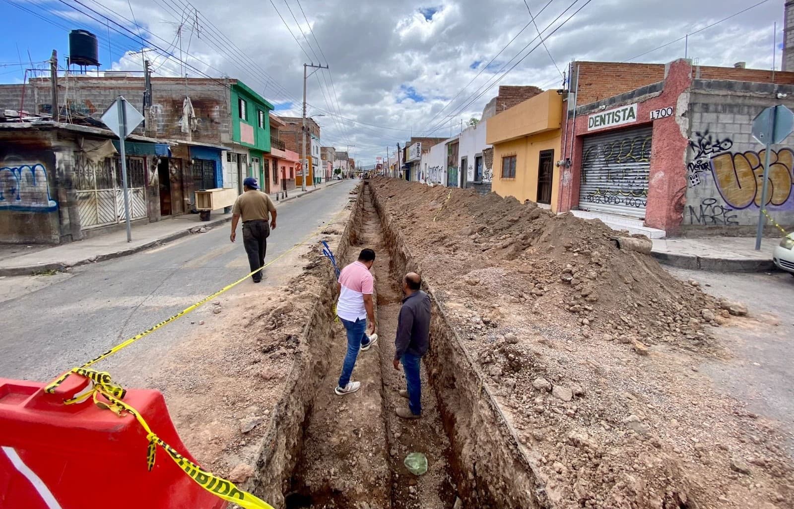 Cierran circulación en Av. Constitución por reparación de drenaje colapsado