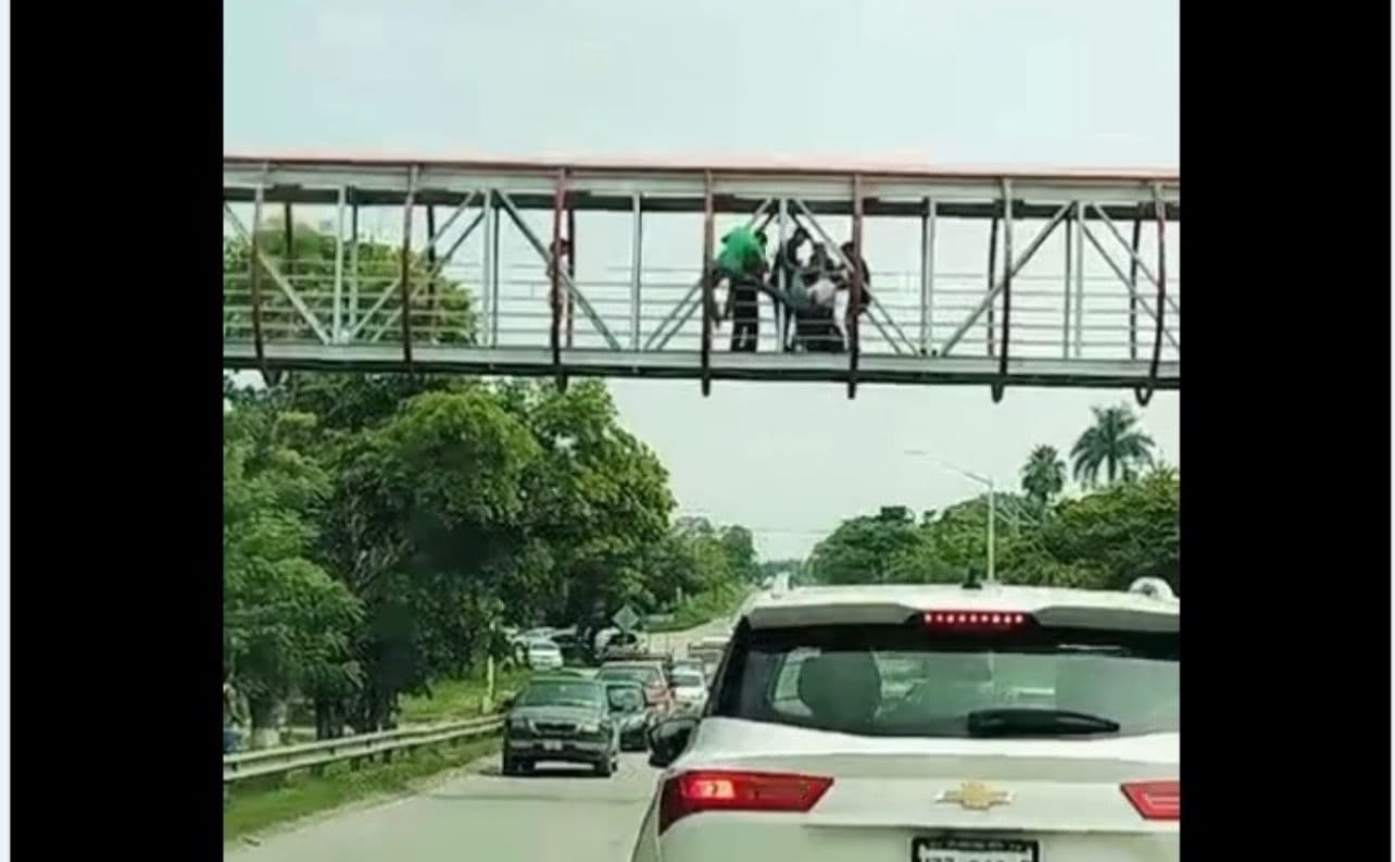 Rescatan a menor de 12 años de puente peatonal en Ciudad Valles