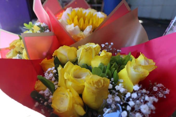 ¿Te regalaron flores amarillas este día? Este es su significado