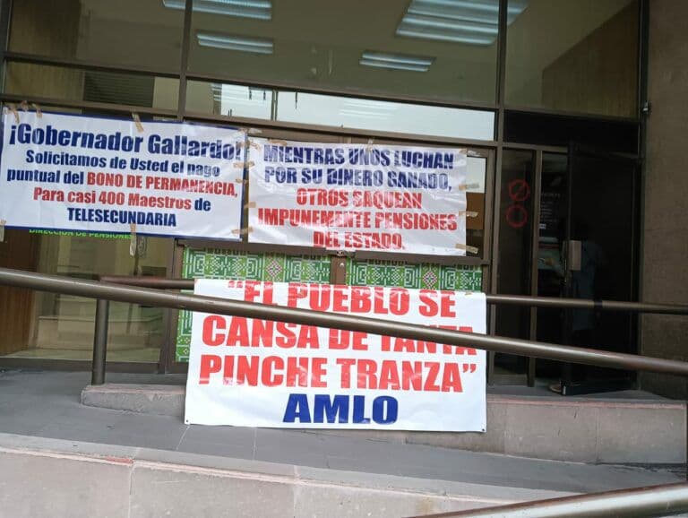Protesta de maestros bloquea Dirección de Pensiones en el estado