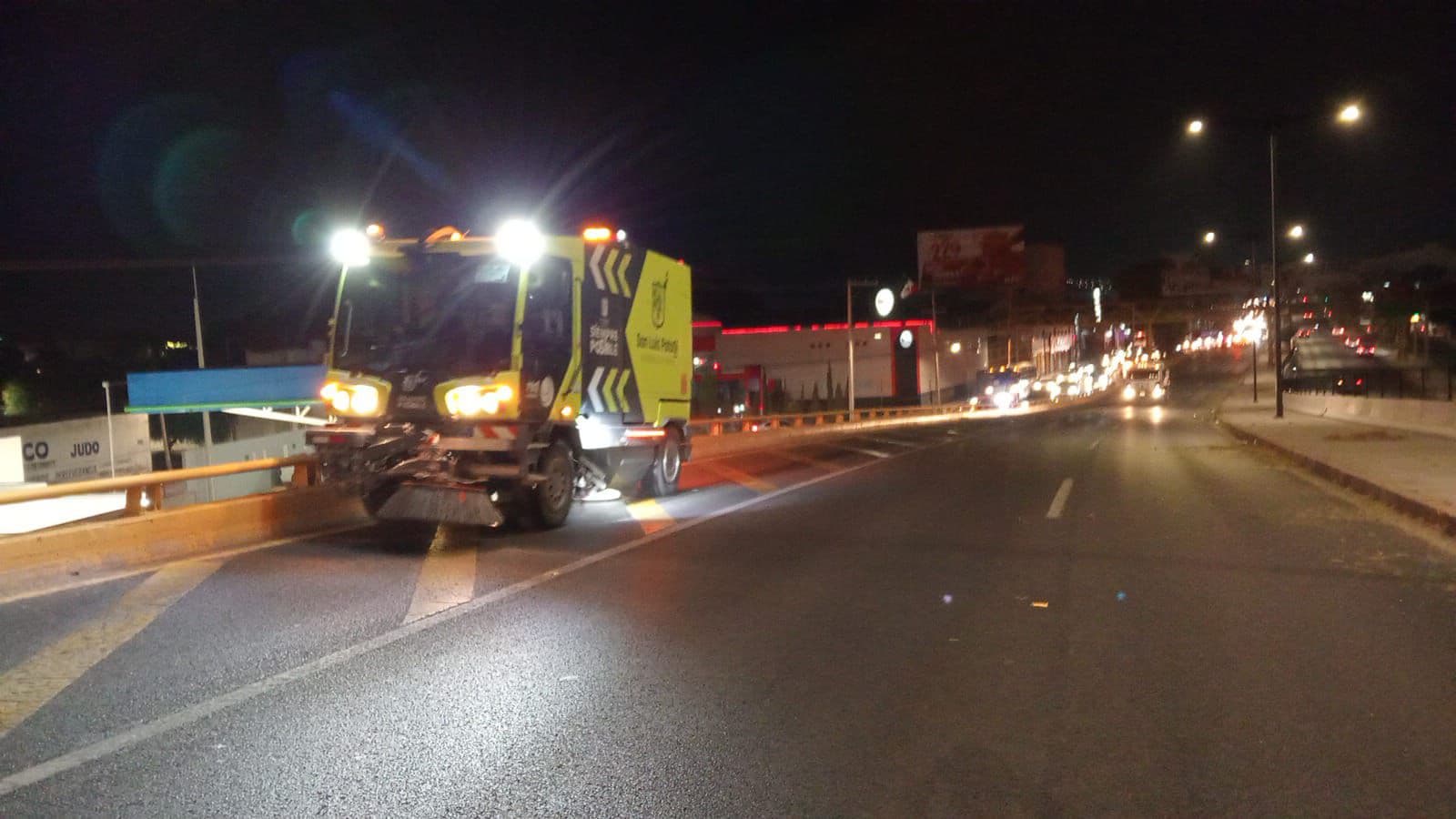 Implementan operativos nocturnos de limpieza en avenidas principales de la capital