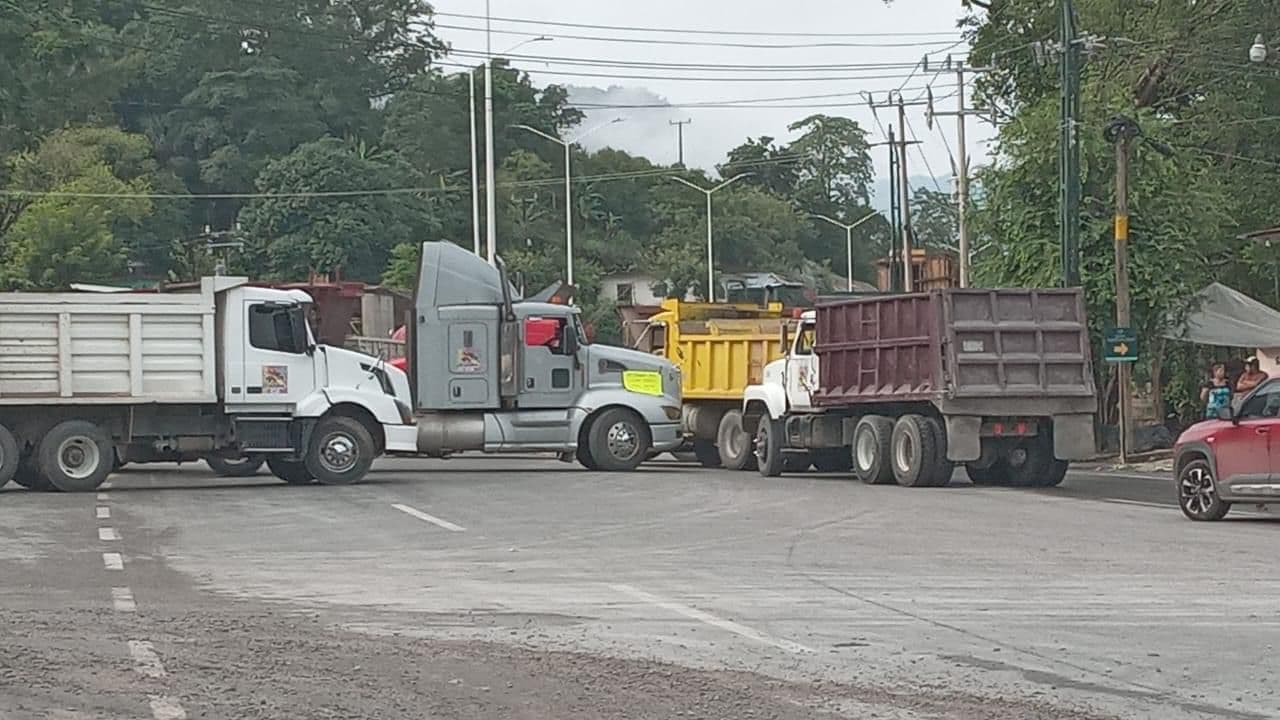 Bloqueo en Xolol: Transportistas demandan liquidación de adeudos