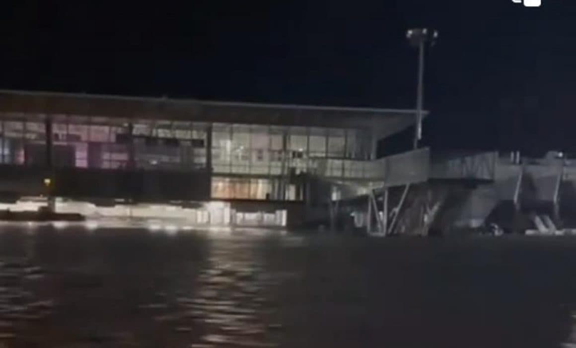 Inunda John el aeropuerto de Acapulco, Guerrero; suspenden vuelos 