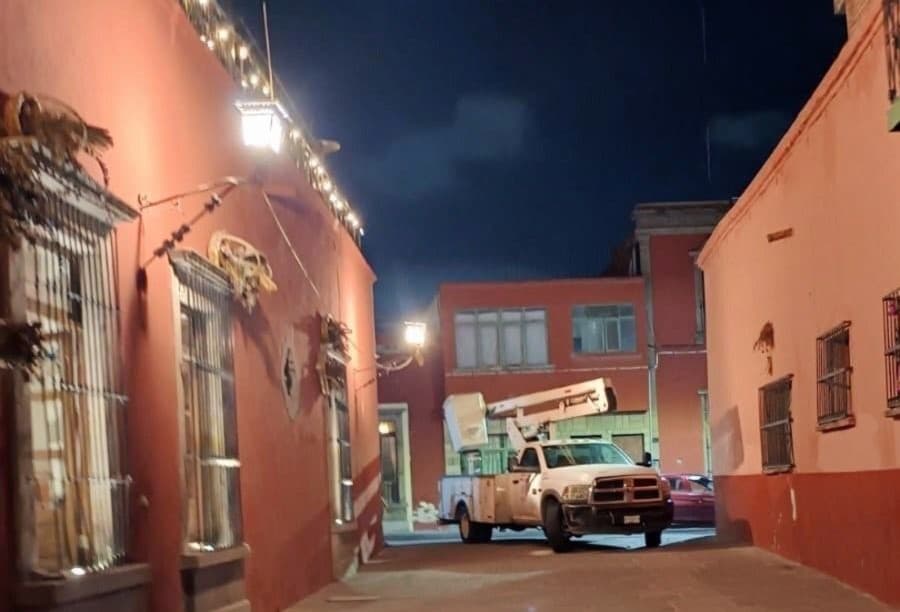 Restaura Ayuntamiento luminarias apagadas en el Centro Histórico