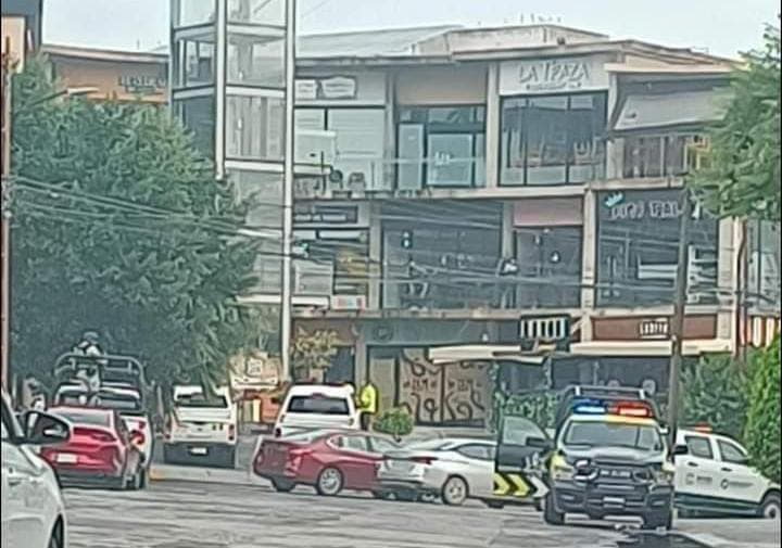 Hallan cuerpo sin vida de un hombre fuera de antro en Lomas