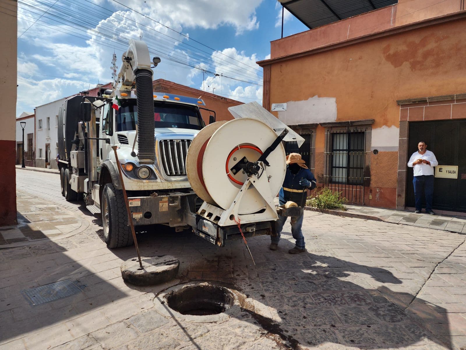 Se une Interapas y vecinos de San Sebastián para atender red de drenaje
