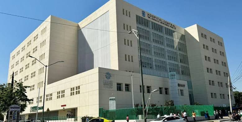 Bajo protesta y en asamblea permanente trabajan residentes del Hospital Central