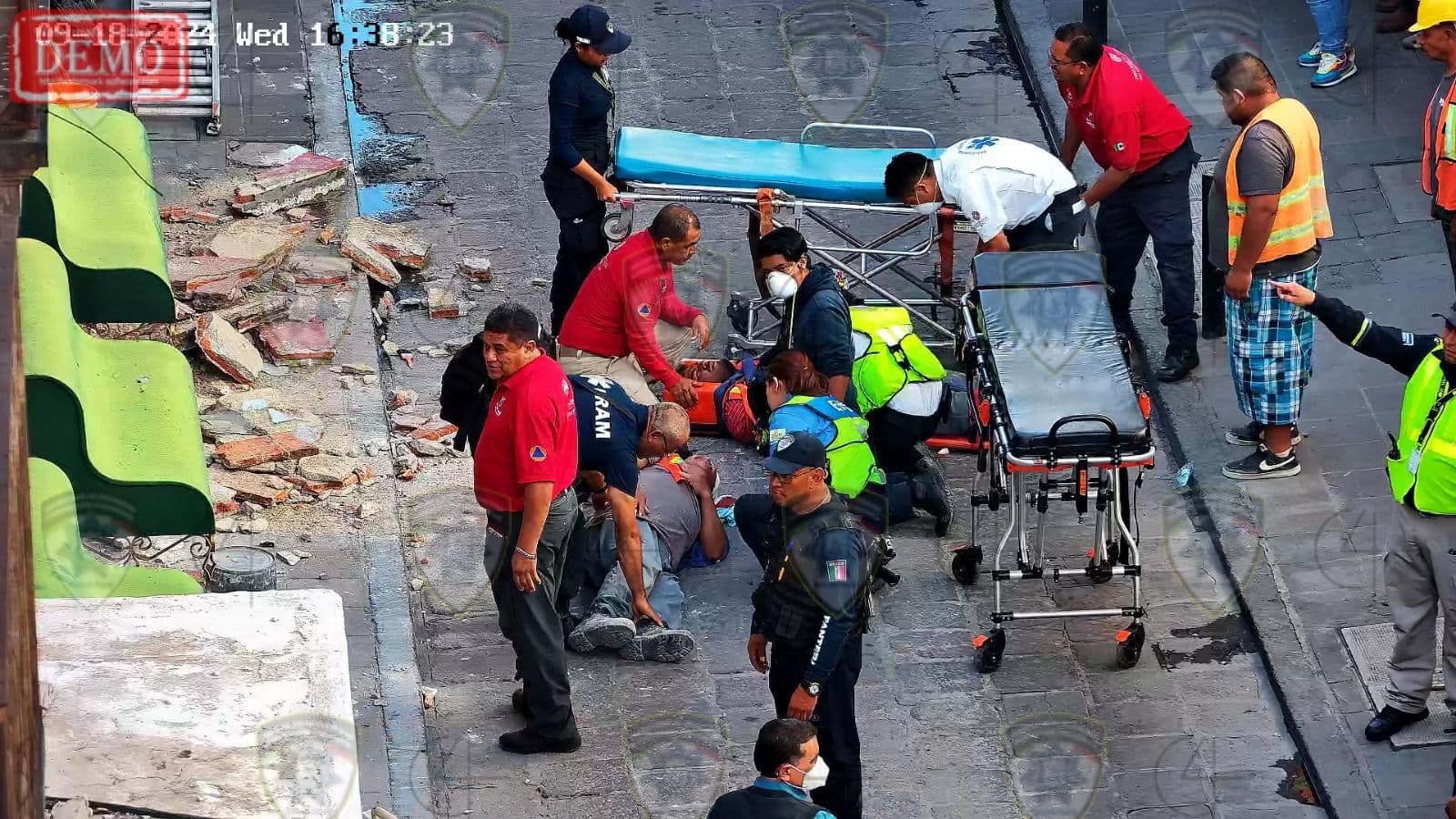 Dos trabajadore lesionados tras derrumbe de fachada en el Centro Histórico