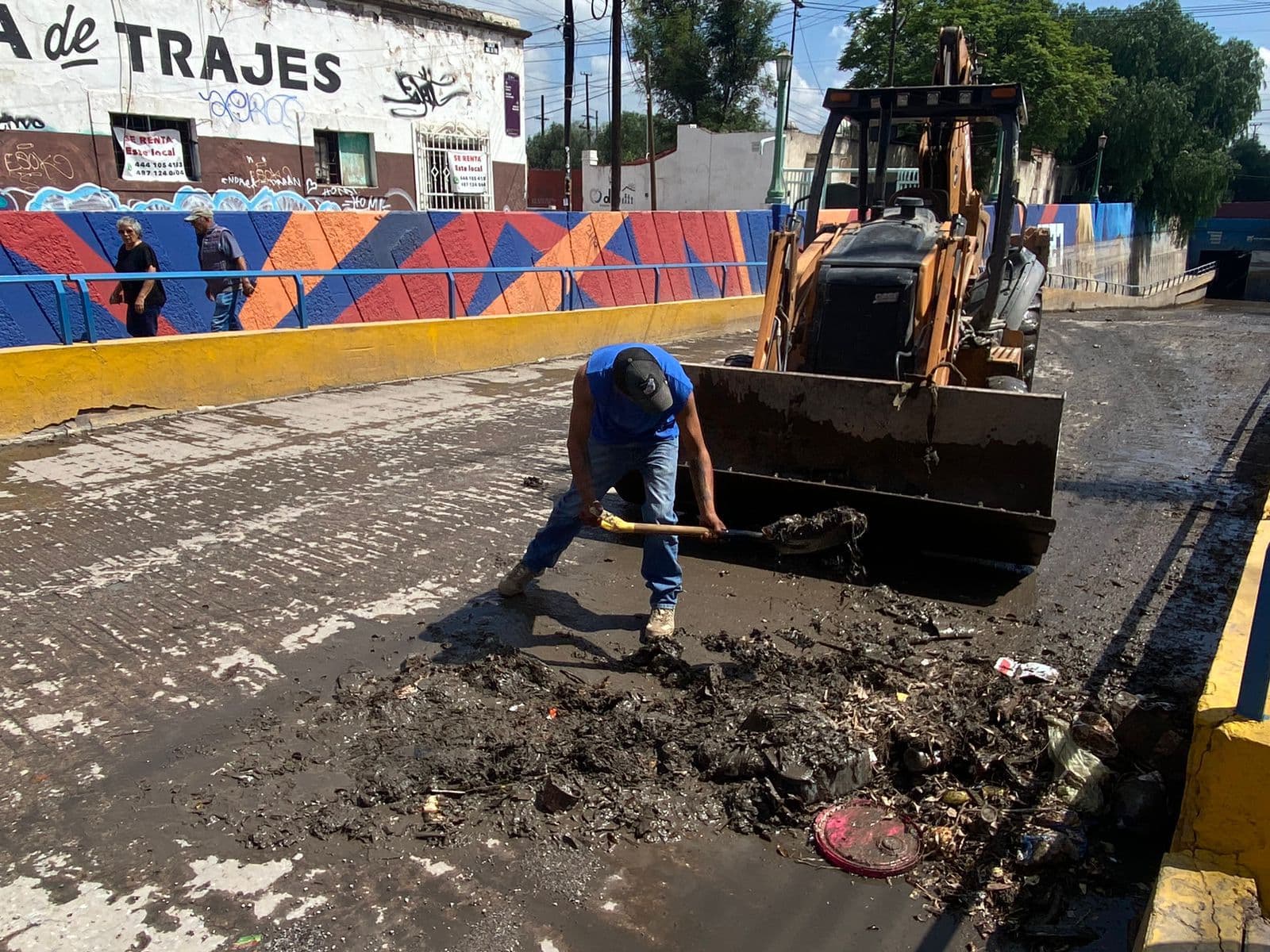 En limpieza del puente Othón Interapas retira media tonelada de basura