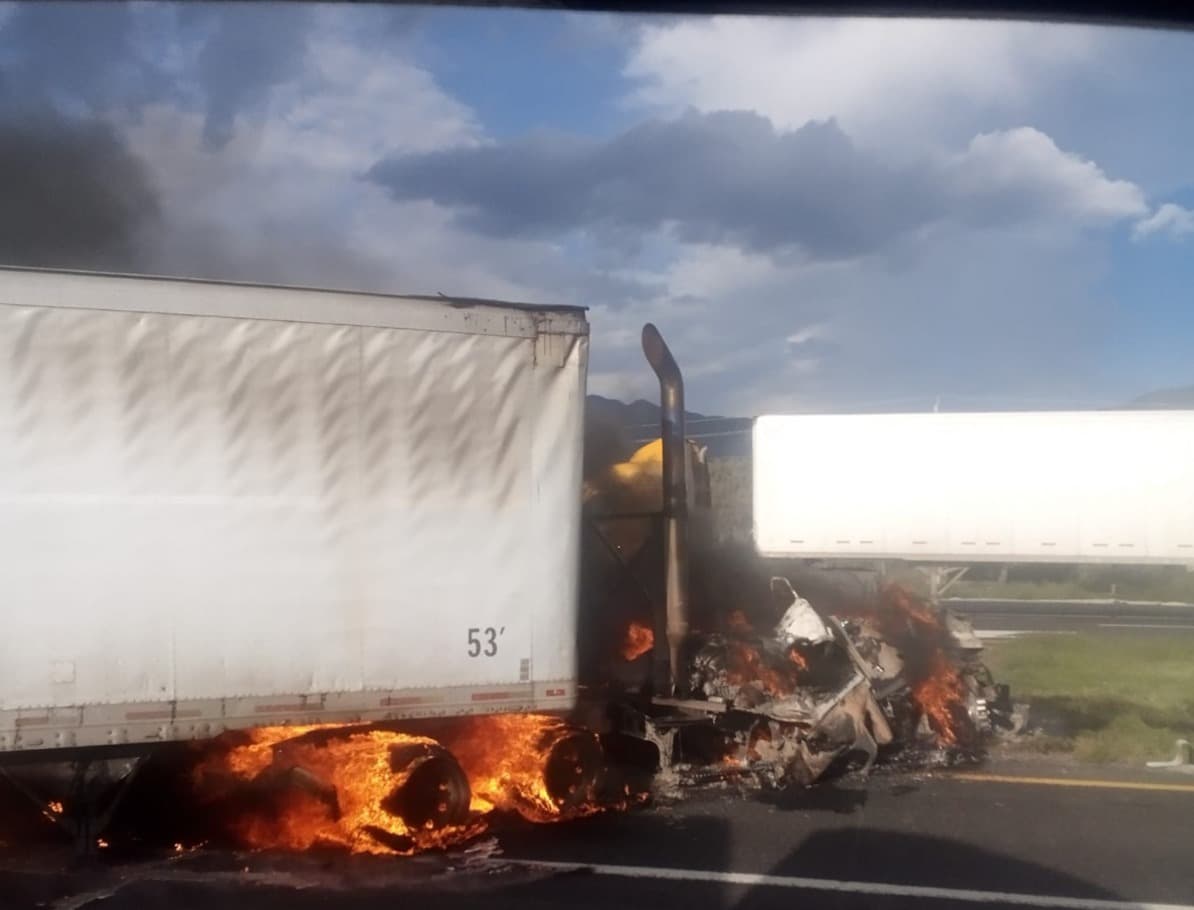 Se incendian dos camiones en atípico accidente en carretera Matehuala