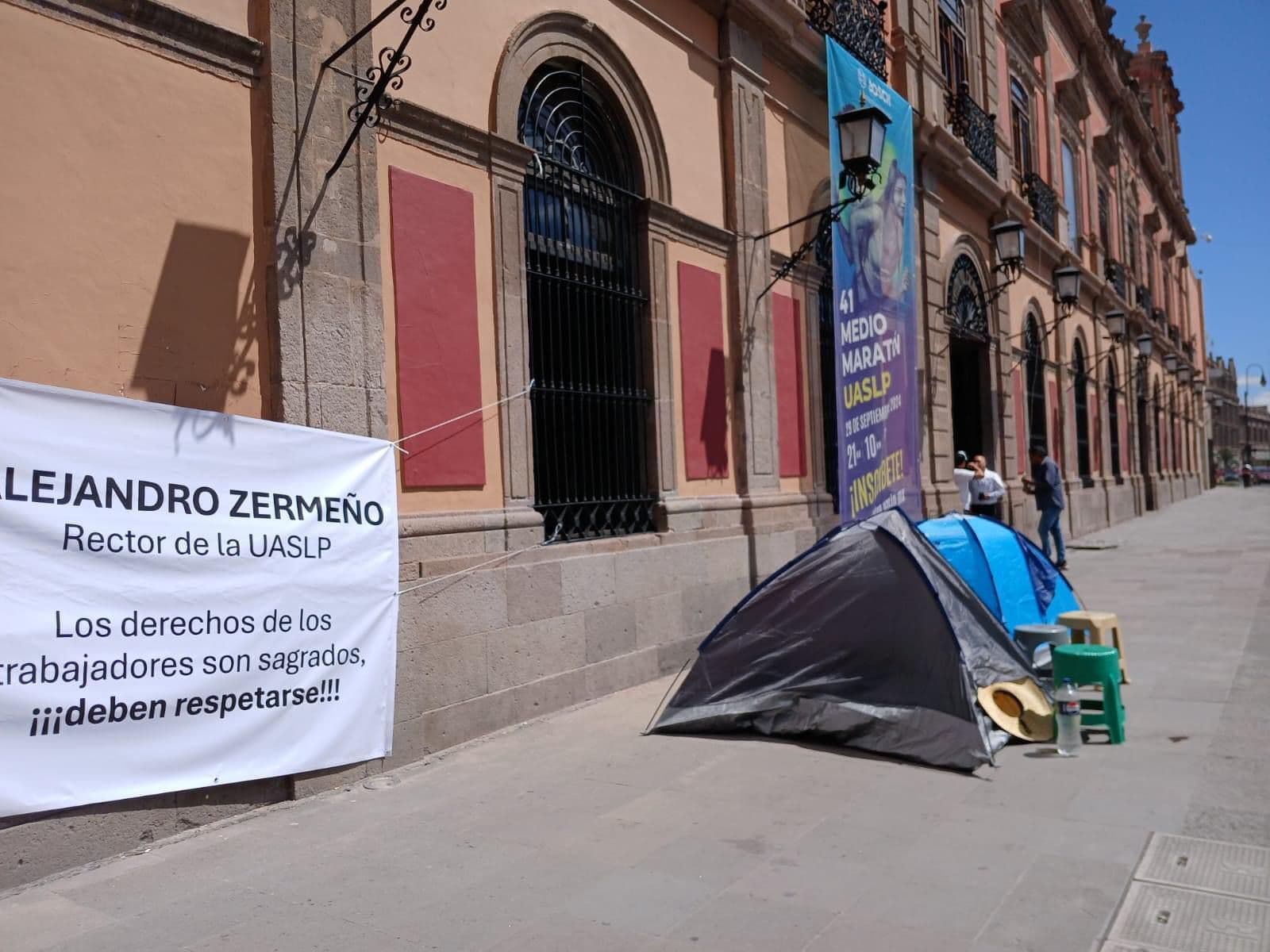 Por adeudo salarial de 2 años maestro de la UASLP realiza plantón