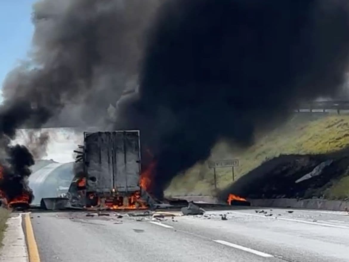 Accidente entre tractocamiones provoca incendio en carretera 57