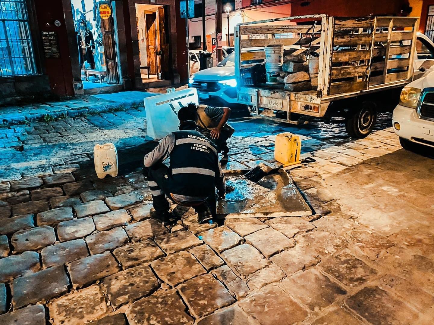 Con bacheo nocturno Ayuntamiento conserva el centro histórico de la capital