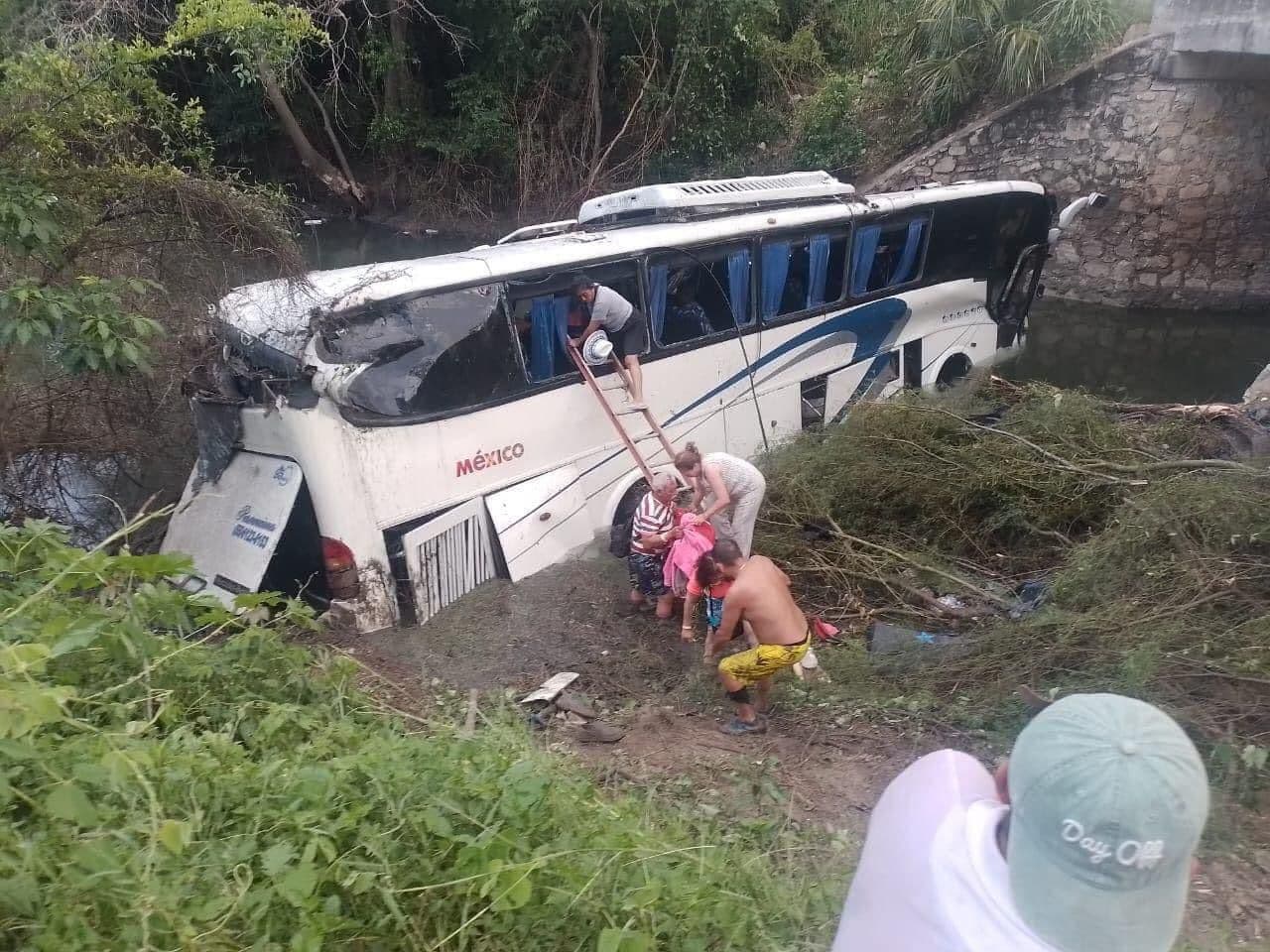 Fallece uno de los turistas accidentados en autobús a Ciudad Valles