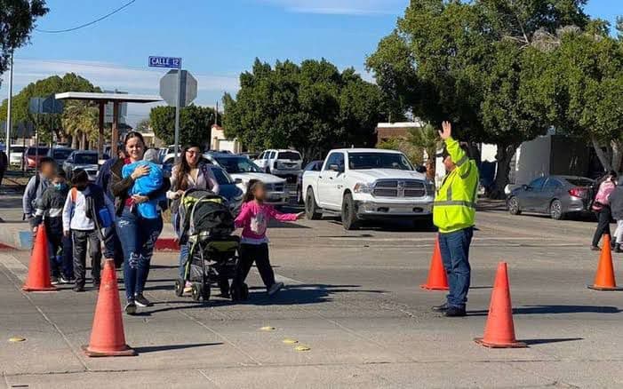 Sancionan con hasta 900 pesos por estacionarse en doble fila en escuelas